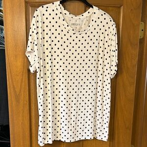Torrid White Short Sleeve Tee with Black Polka Dots